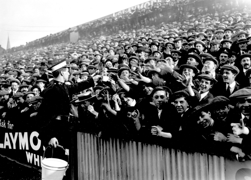Illustration for article titled Take A Tour Of English Soccer History With These Cool, Old-Timey Photos